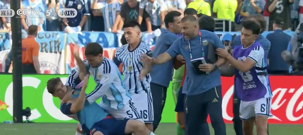 阿根廷队真是输球又输人！恩佐在场上吃到红牌也就算了，帕雷德斯比赛结束后竟然当着裁
