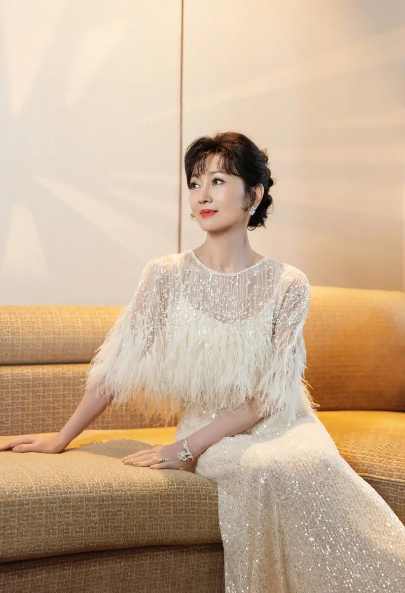 赵雅芝穿白色亮片羽毛裙好美！笑眼盈盈气质温婉迷人
