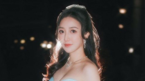 何依婷淡蓝抹胸裙，闪闪亮亮，优雅的港风女明星