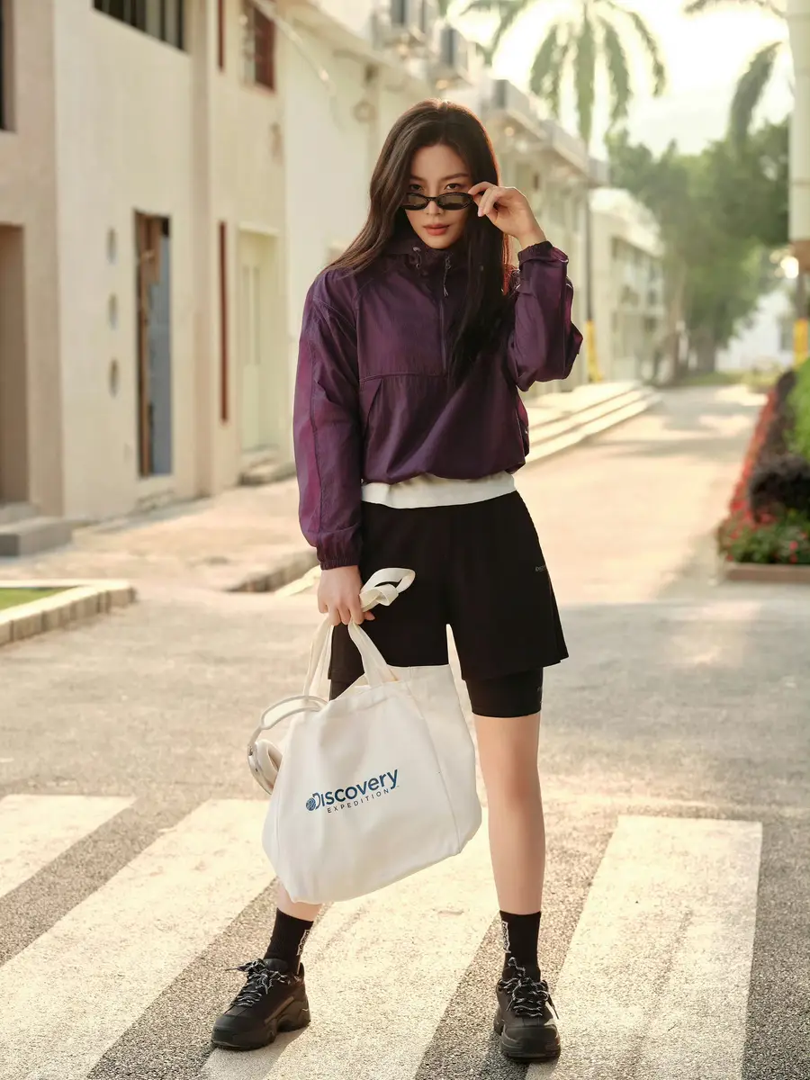 陈丽君穿简约运动装自信明媚 秀发浓密四肢纤细