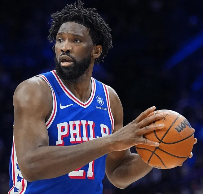 据美记Brett Seigel的报道，乔尔-恩比德将再缺席至少四场比赛，他将在一