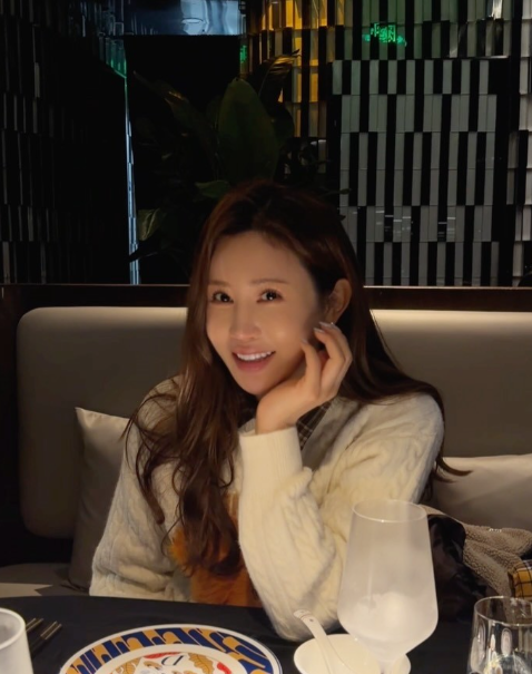 演员李多海在自己的Instagram上传了多张照片
照片中是李多海与丈夫Seve