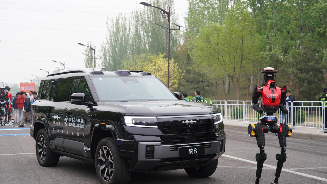 机器人半马破纪录，方程豹硬核护航中国科技新征程