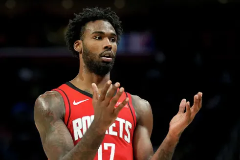 NBA常规赛，火箭对阵马刺的比赛中。

第四节比赛，伊森杀入禁区再次挑战文班亚马