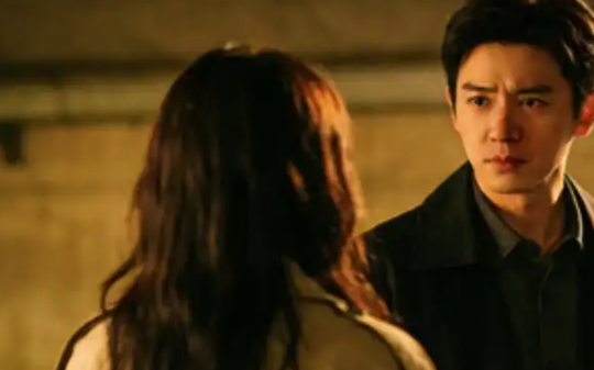 高中偷吃了女同桌俩包子，被她骂了3年，20年后她成了集团总裁，我去面试时她在幕后指挥