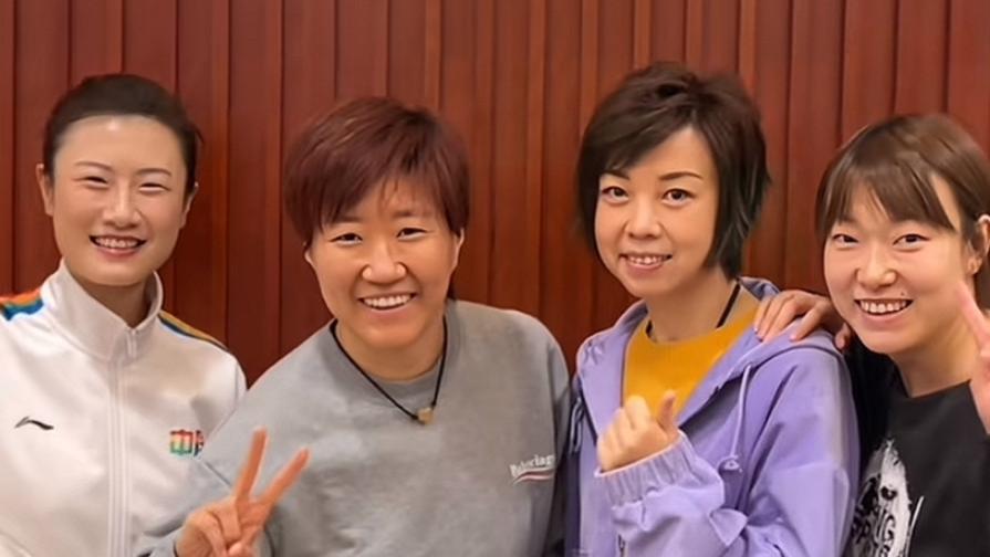 中国女乒的休闲私服合影：丁宁笑靥如花，张怡宁的气质温婉如玉石