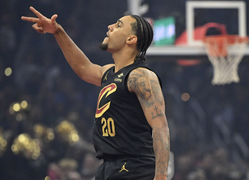 骑士需要缩短轮换，首发+斯特鲁斯+泰森+梅里尔+埃利斯就够了，增加双塔同时上场时