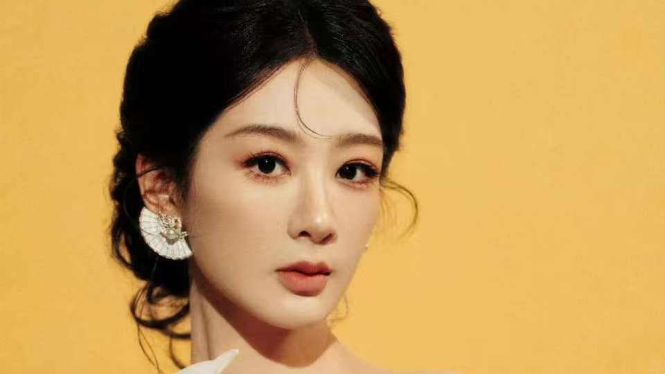 杨紫白玉兰公式照宛若盛放玉兰，创纪录三连提引爆视后期待