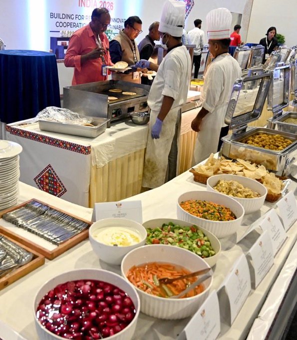 这是2026年印度新德里金砖国家领导人会晤的正式招待会。
餐饮服务似乎外包给了一