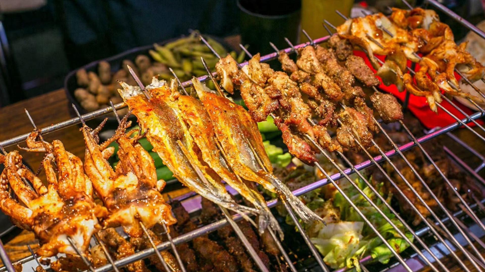 卷饼把把烧什么的都是小儿科，广西的烧烤，从根本风味上就完全不同