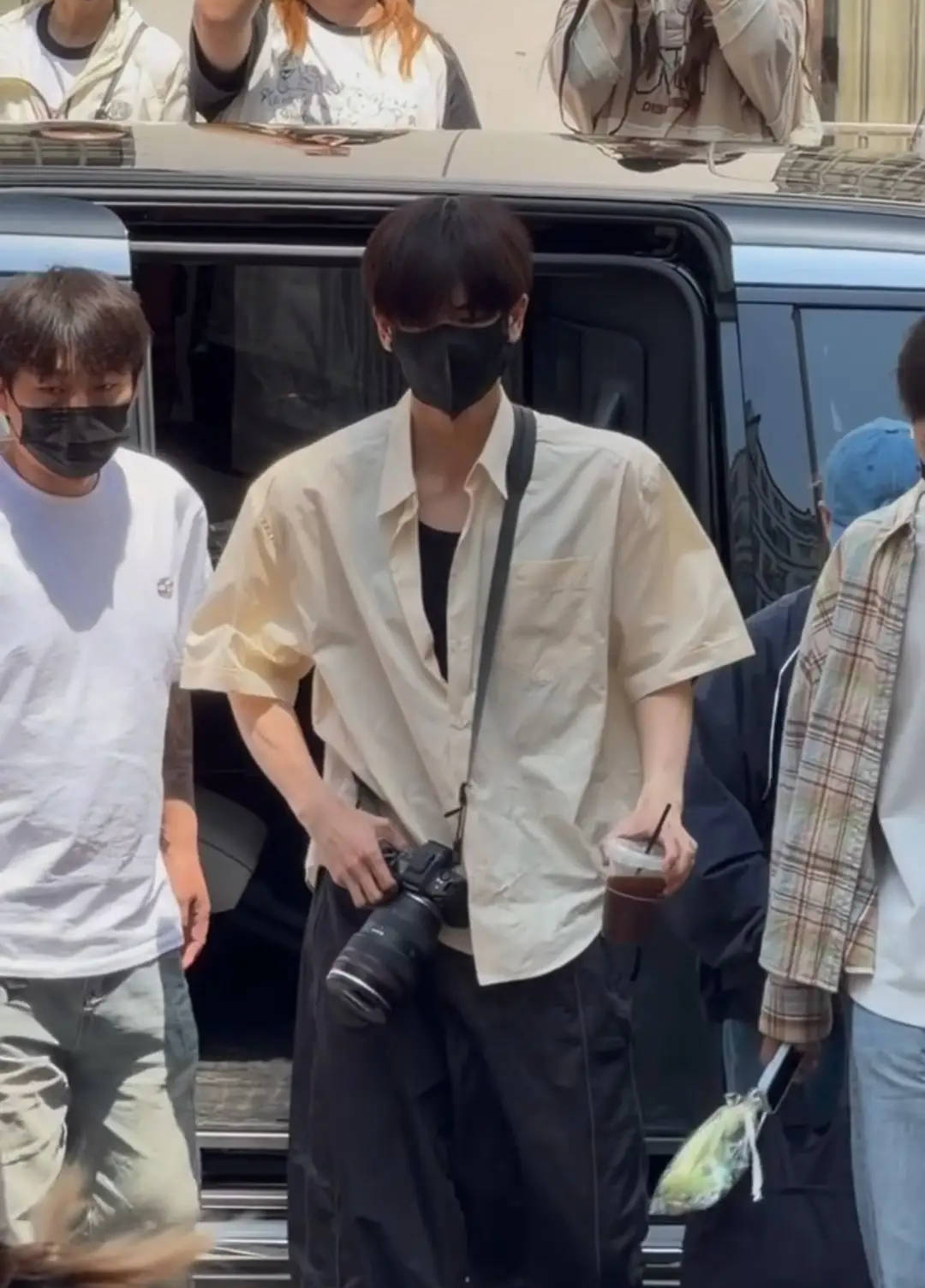 ​张凌赫《归鸾》路透腿瘸！工作人员火速回应伤情