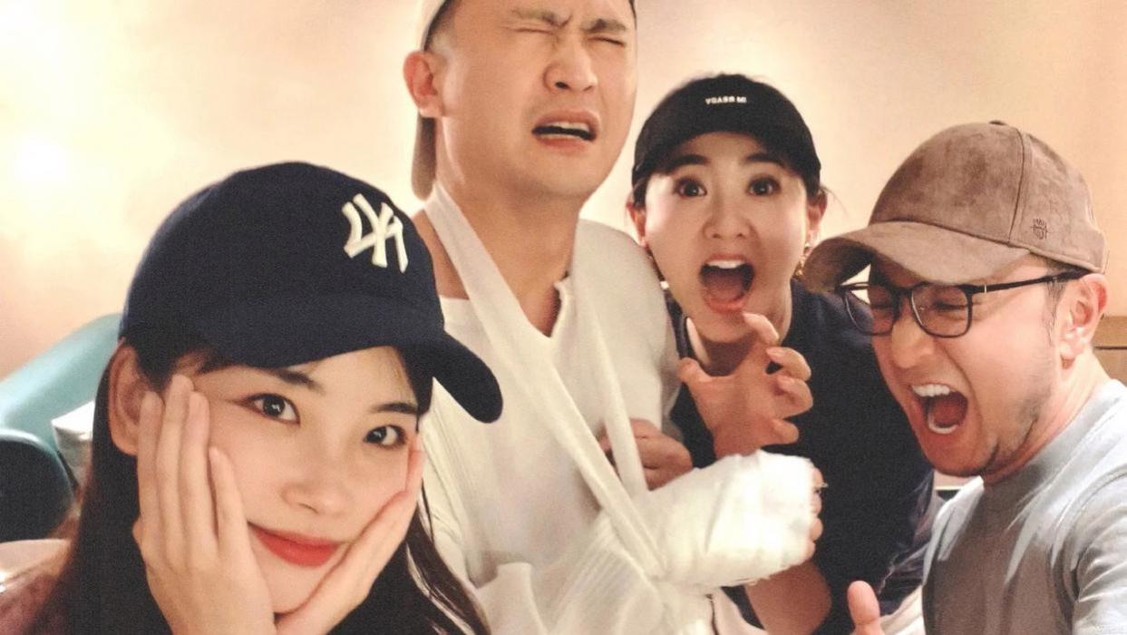 央视主持人杨帆被自家狗咬伤！尼格买提笑得合不拢嘴，王冰冰搞怪安慰