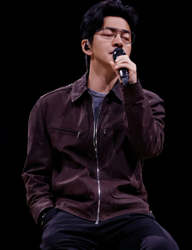 李健这访谈看得人心里咯噔一下51岁没孩子
说起这事眼里一点波澜都没有，反而带着股