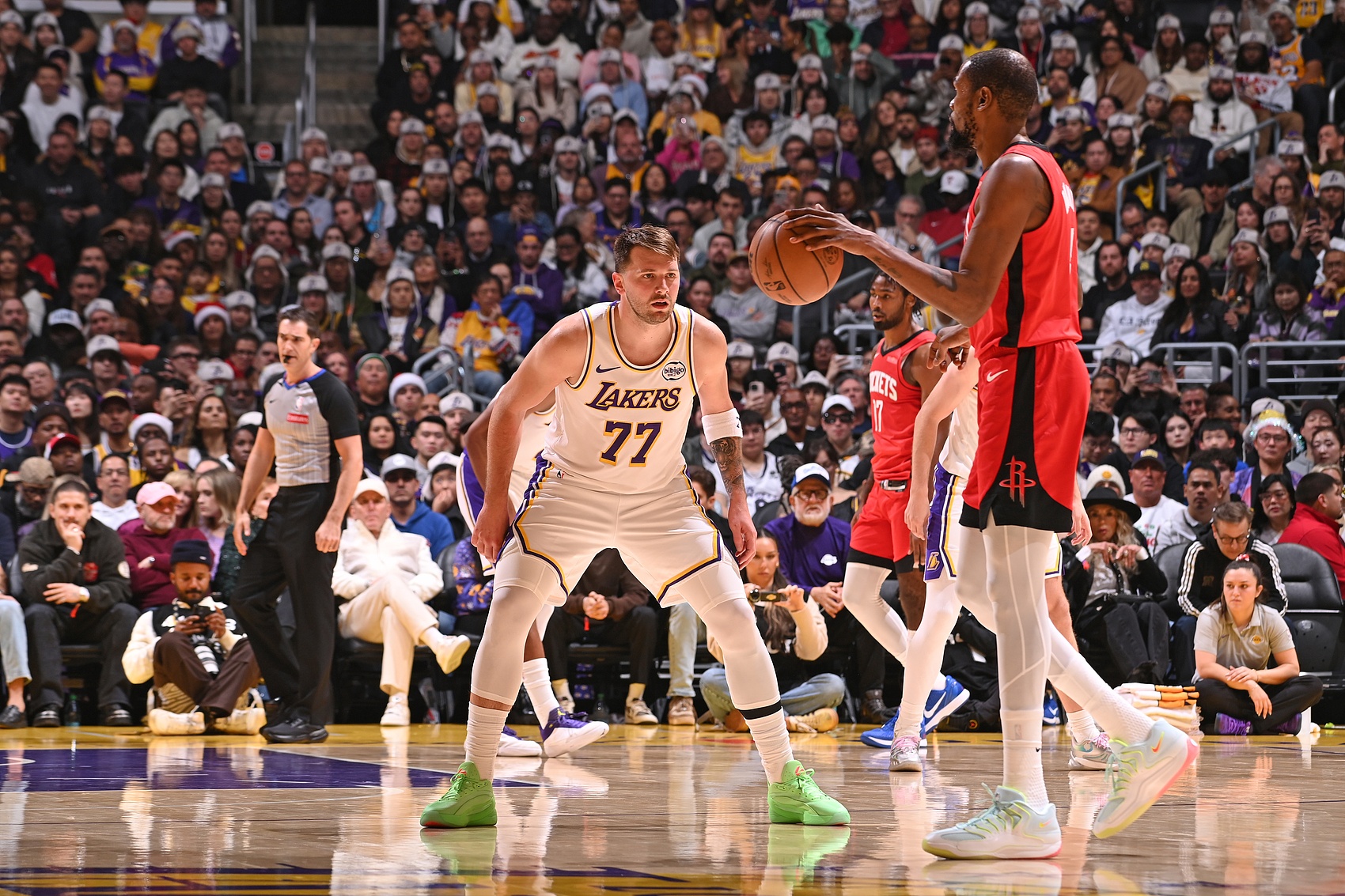 北京时间3月20号，洛杉矶湖人队前一天刚刚在客场战胜了火箭队，今天他们背靠背马不