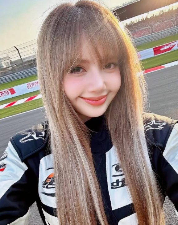 Lisa超美活动造型，身材超绝！