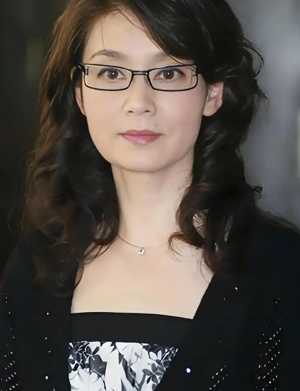 71岁的潘虹坦言这辈子最大的错
就是太晚明白这段话：“年轻时，除了孩子，什么都想