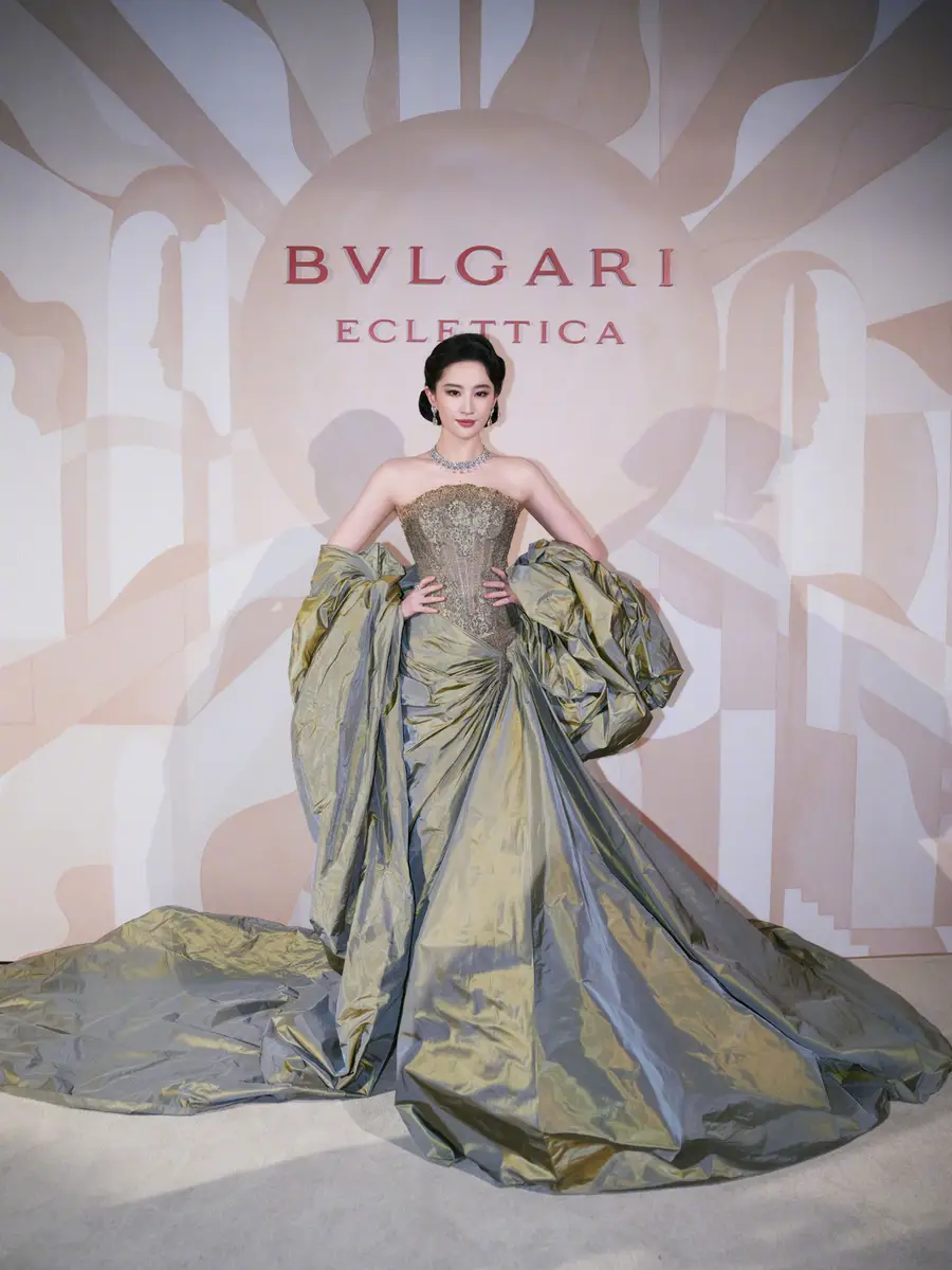 刘亦菲着复古高定裙流光溢彩 宛若宫廷名伶气质绝美