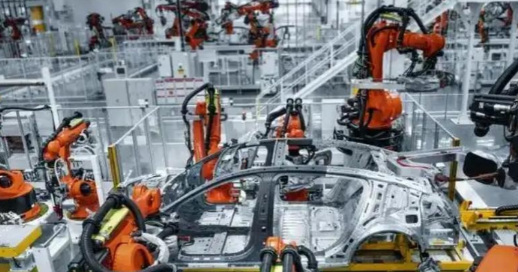 大众2025年全球交付量不到899万辆，中国市场连着两年往下掉。国内新能源渗透率