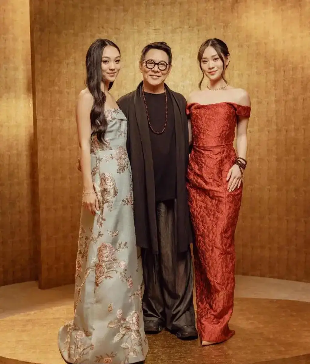 李连杰和孩子一同出席活动，两个女儿越长越像妈妈