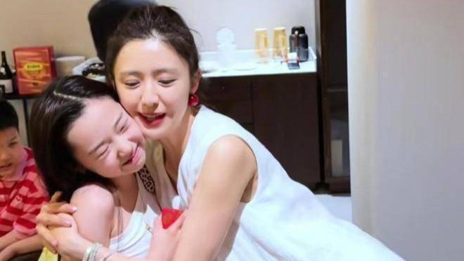 佟丽娅给董璇女儿发红包，压岁钱太薄被嘲小气