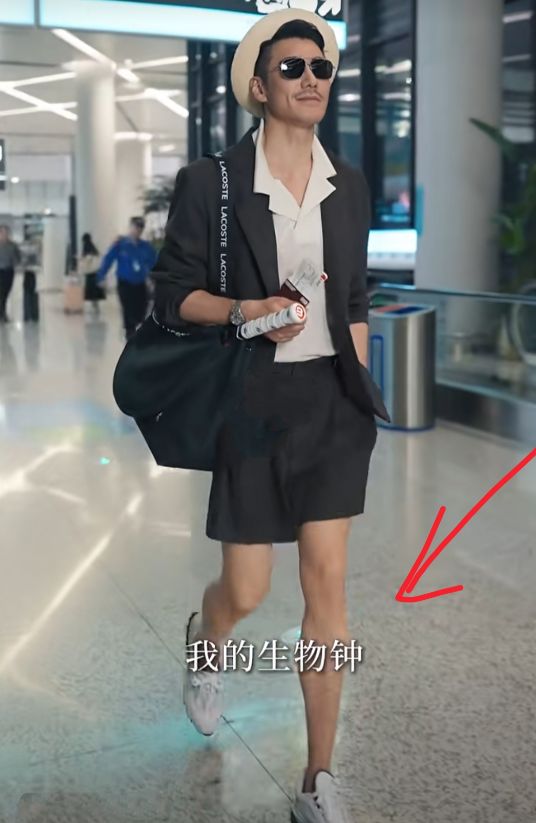 胡兵西装搭配短裤真的太帅了！名模胡兵发布视频，他头戴米白色礼帽，背着背包，最惊艳