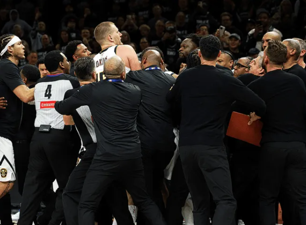 根据美国记者Shams的消息，NBA已经对丹佛掘金与明尼苏达森林狼的G4冲突展开