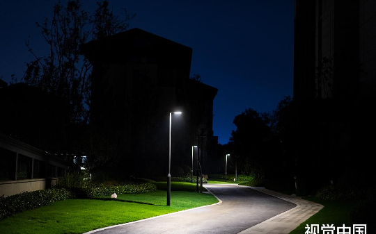 中国的路灯每年耗费巨额的电量，却为何每晚灯火通明，一直免费开？
