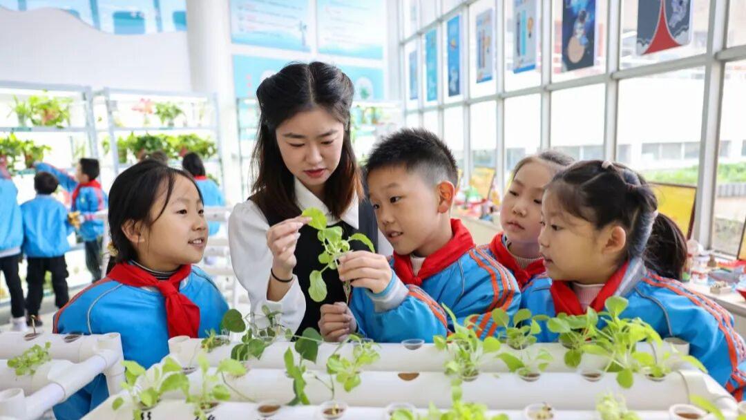 为书包“减重”，为成长“赋能”！重塑基础教育生态