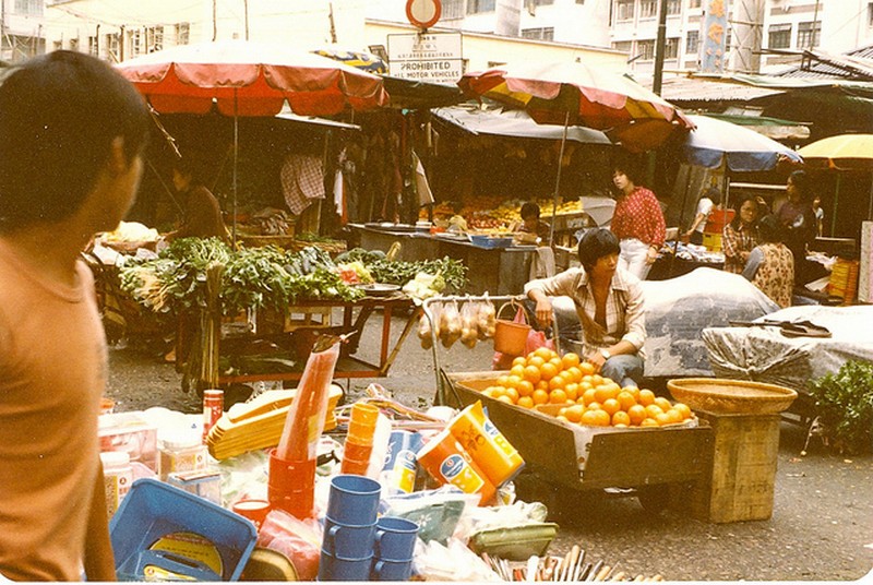 1980年，香港的小菜摊和水果摊 。