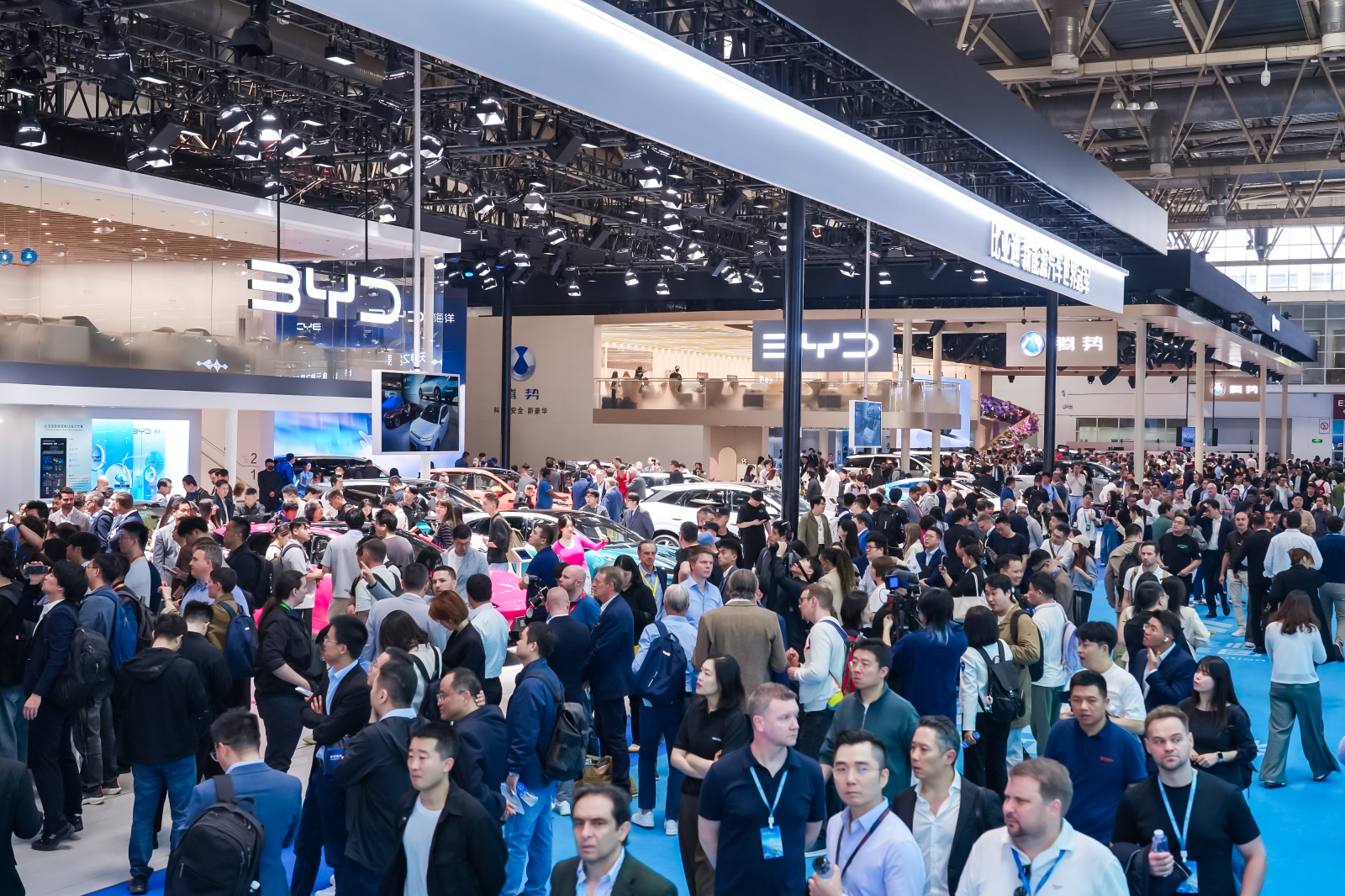 4月24日，2026北京国际车展正式开幕，比亚迪以包下E3整馆的强势姿态亮相。比
