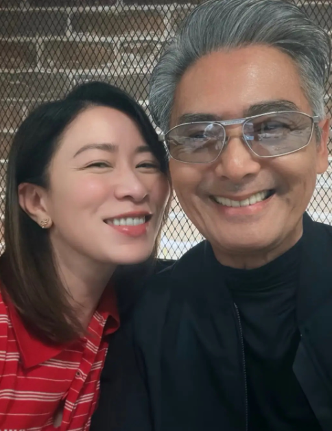 佘诗曼周润发聚会
吴卓羲、黄宗泽、苗侨伟夫妇都在
周润发得有七十来岁了吧，他一头