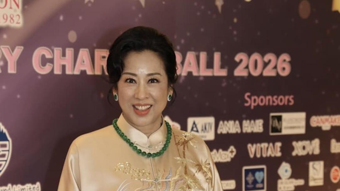 67岁朱玲玲携丈夫亮相，戴帝王翡翠高雅贵气，78岁罗康瑞满头白发