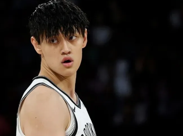 北京男篮本赛季收官战上，缺阵两个多月之久的曾凡博将在这场比赛中复出。
媒体人这样