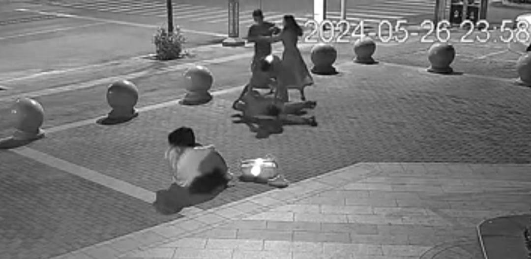 男子当街殴打女儿，路人出手被拘200多天