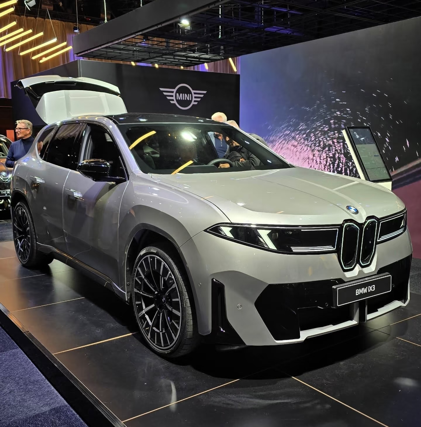 iX3开起来真的绝了。不像有些电车一冲一冲的，它的动力输出特别跟脚，B挡单踏板模