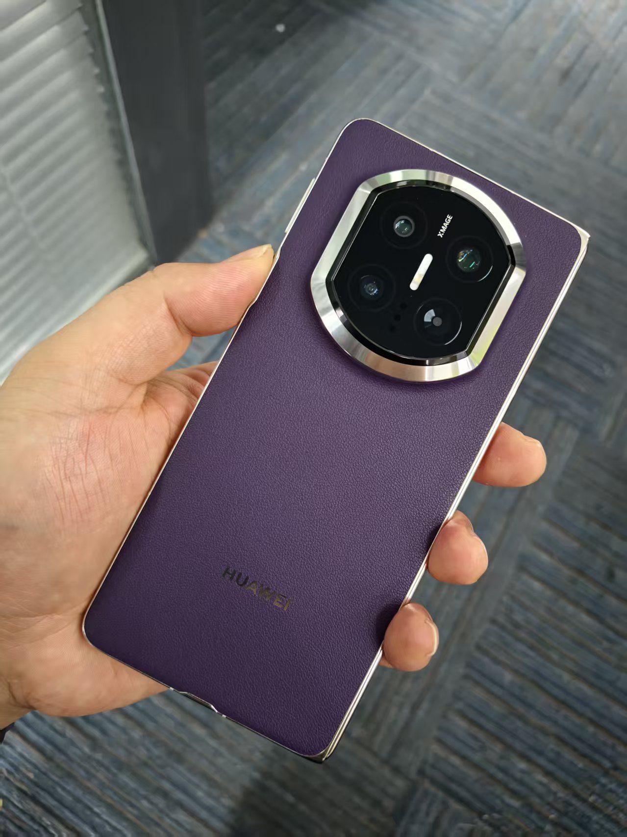 刚上手了华为Mate X7，这紫色很S气了。
折叠手感很轻，没有厚重感，翻折都很