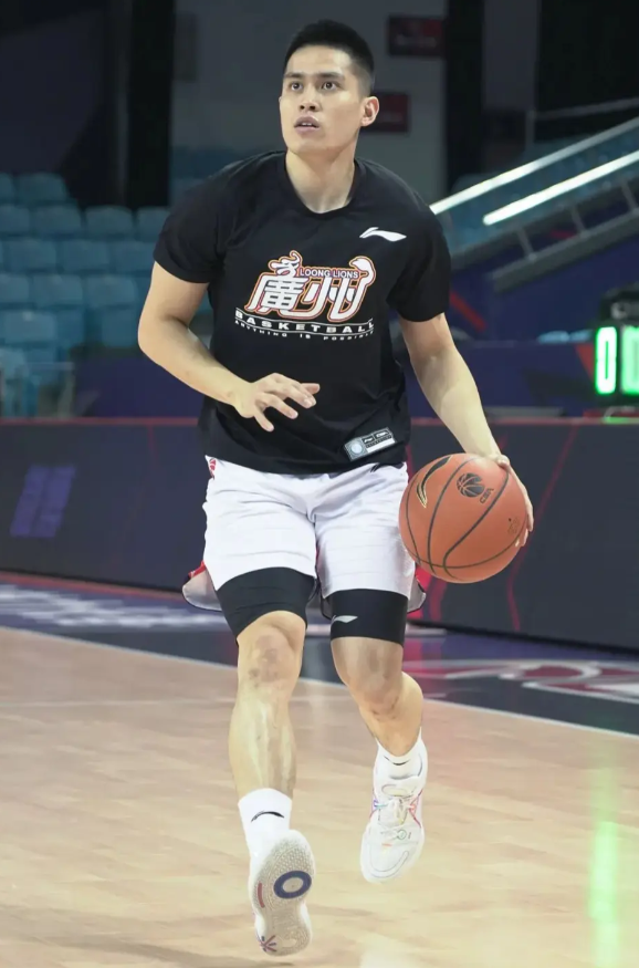 广州客场95：81大胜江苏，郭昊文表现不可谓不好，只是徐昕状态更加惊艳。
郭昊文