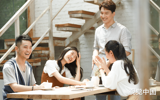 公司团建老板不让我上桌，还说：你业绩下滑了，今晚就罚你站着伺候小薛吃饭吧，我辞职后他又求我回去