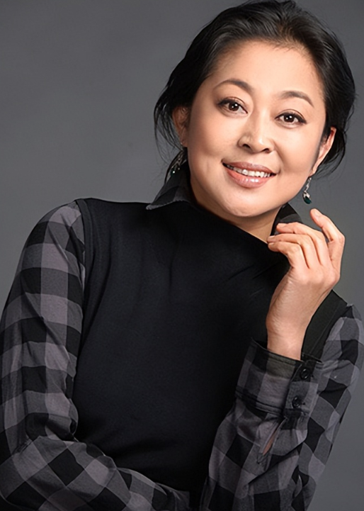 倪萍功成名就第一时间把姥姥接到身边悉心照料
也始终记得姥姥的教诲
主持《等着我》