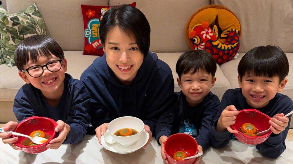 胡杏儿家全员同框元宵秀：母子同款卫衣像复制粘贴，一家五口幸福爆棚！