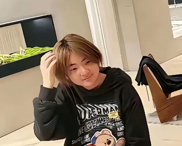 这就是徐铮和陶虹的女儿
完全没继承妈妈的美貌，反倒是长得像爸爸
圆脸肉嘟嘟的，还