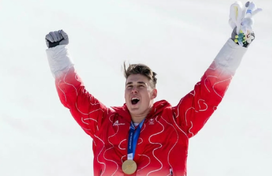 男子滑降被誉为“高山滑雪王冠上的明珠”，时速超140公里，冯-阿尔门的三金延续了