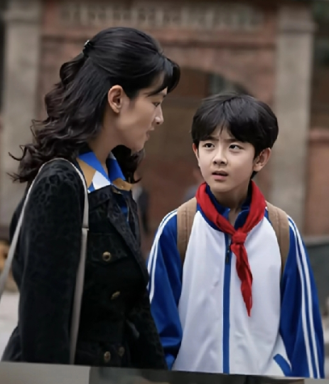 只能说导演真的是会选人的
庄好好的儿子庄向上还真的是与饰演庄好好的陈昊宇有几分的