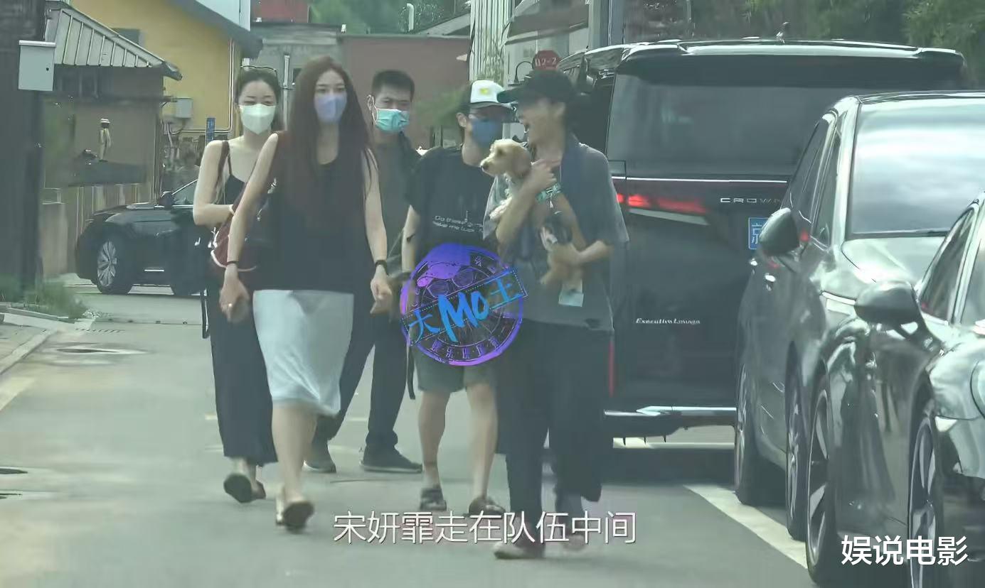 宋妍霏窦靖童李嫣同框，李嫣遗传王菲气质，高挑清冷
