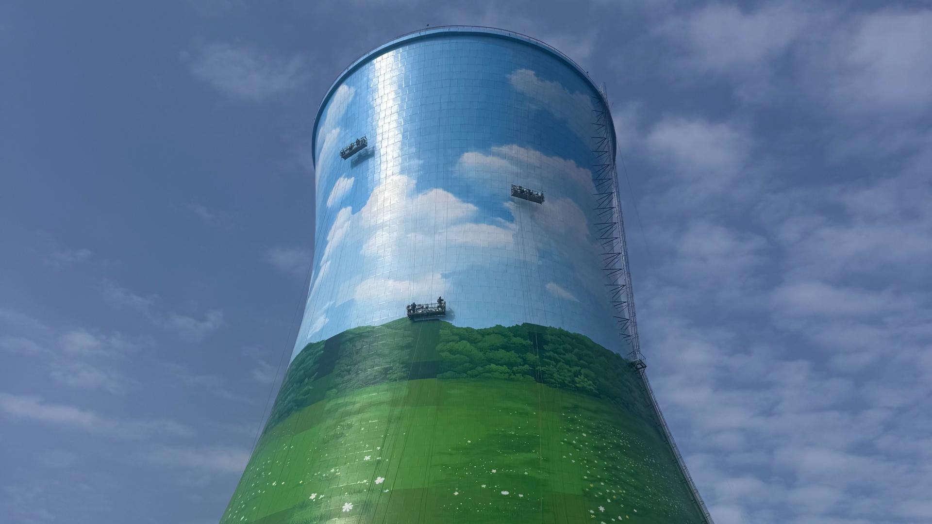 冷却塔标语书写工程完工 高空彩绘焕新外墙