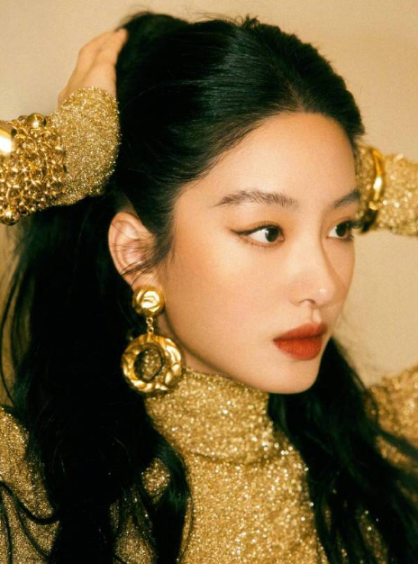 杨采钰工作室分享一组时尚写真，杨采钰穿着金色亮片礼服裙，勾勒曼妙好身材