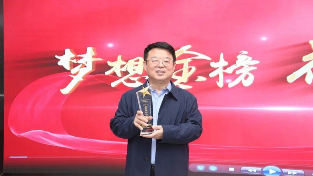 张泉董事长荣登《雷锋》杂志封面人物