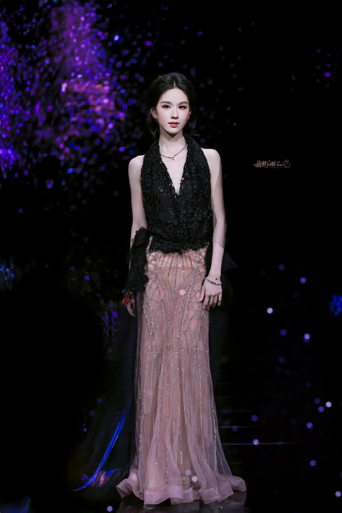 陈都灵红毯路透图
完全就是仙女降临
笑起来好甜