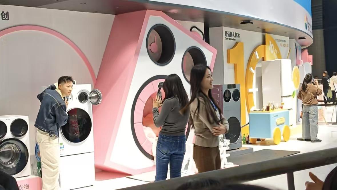 科技进化，爱（AI）的回响：周云杰2026首个场景直播释放了哪些信息