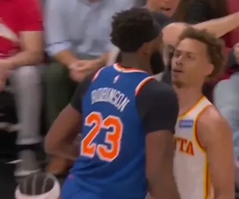 NBA季后赛首轮G6，老鹰（2）主场迎战尼克斯（3）的比赛正在进行中，目前上半场